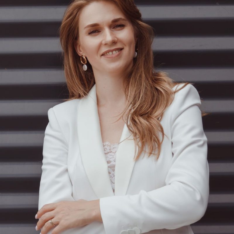 portrait-of-caucasian-business-woman-in-white-suit-J2QCCE7.jpg